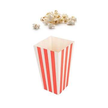 Confezione per popcorn vuota a righe verticali bianche e rosse e alcuni pop corn